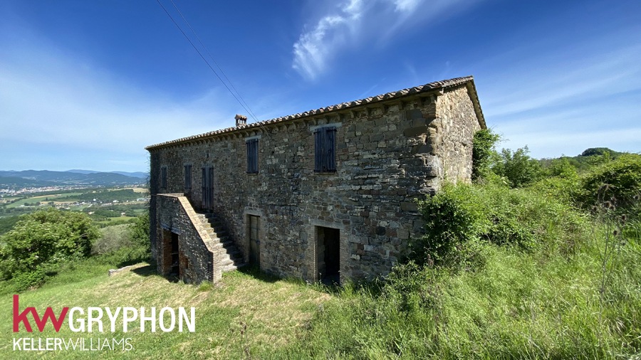 This newly built property lies along a very quiet country road surrounded by olive groves, vineyards and fields.