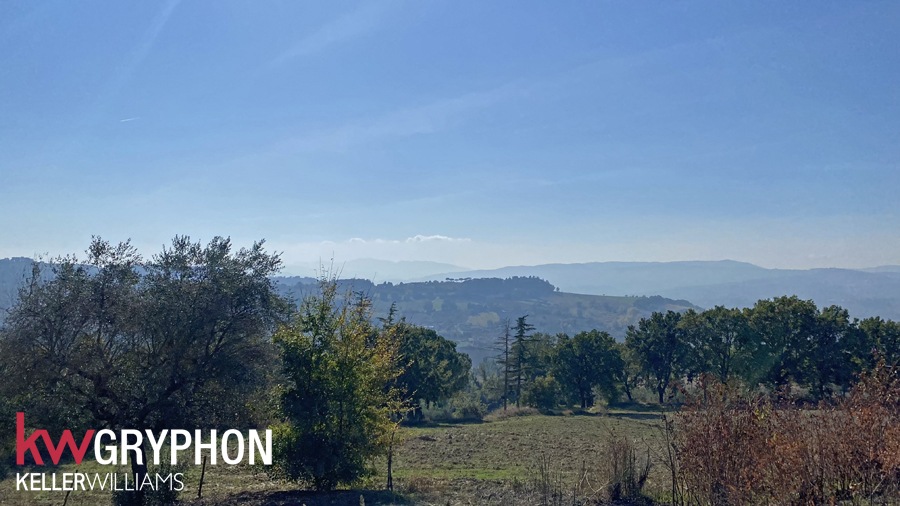 Overlooking the valley between Perugia and a nearby medieval hamlet this authentic old farmhouse enjoys a slightly dominant but not isolated position.