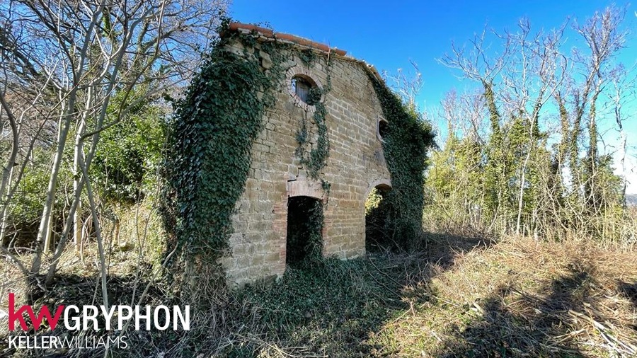 Overlooking the valley between Perugia and a nearby medieval hamlet this authentic old farmhouse enjoys a slightly dominant but not isolated position.