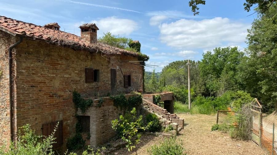 Set in the hills near of central Umbria with a view of Todi this sturdy medieval property enjoys a very convenient location.